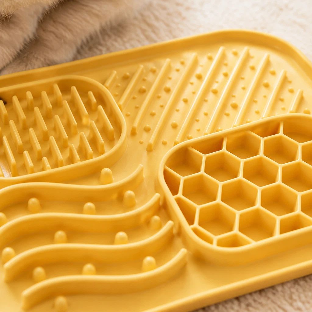 Calming lick mat for dogs and cats with 4 zones and suction cups - image 5